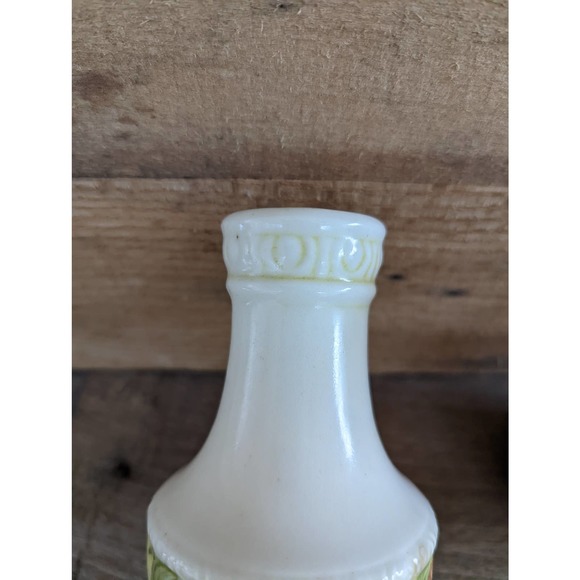 Vintage Della Robbia Salt and Pepper Set by Metlox - Picture 4 of 10